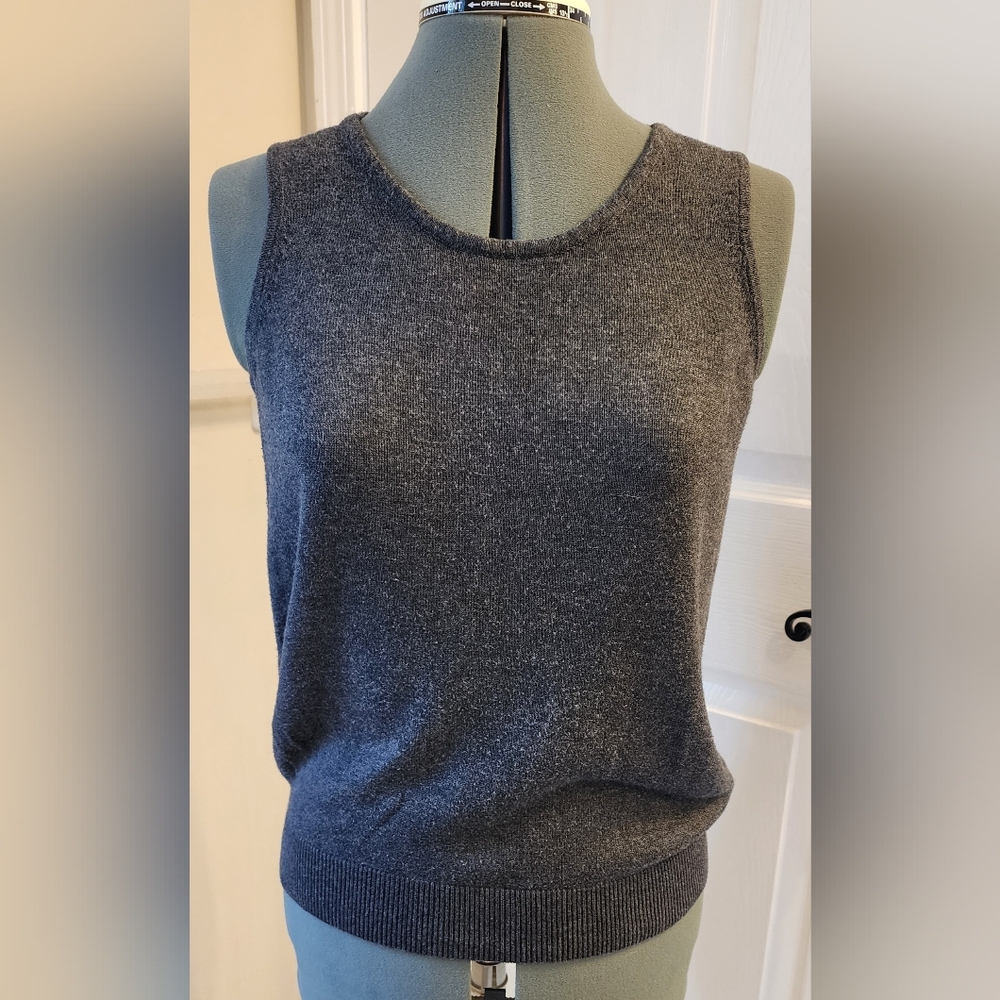 Leo & Nicole sweater tank. Size L